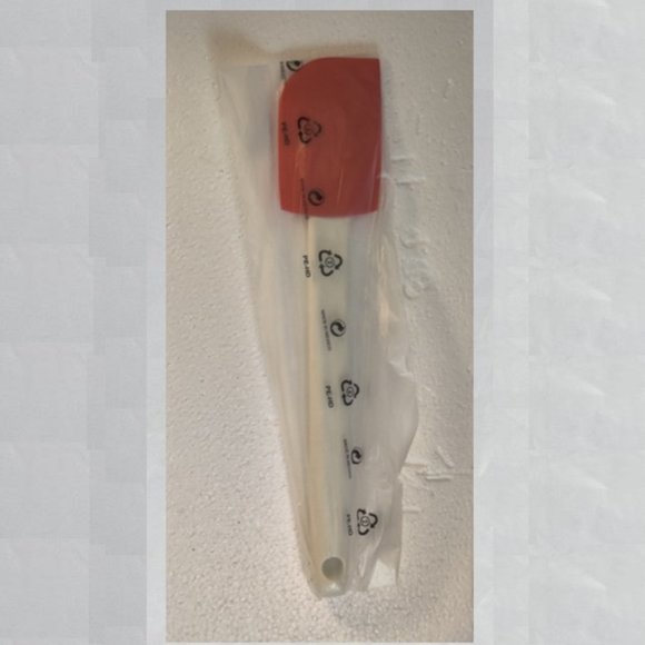 NWT Tupperware Classic Silicone Spatula Red & White NEW NIP 1286 12" - Picture 1 of 2